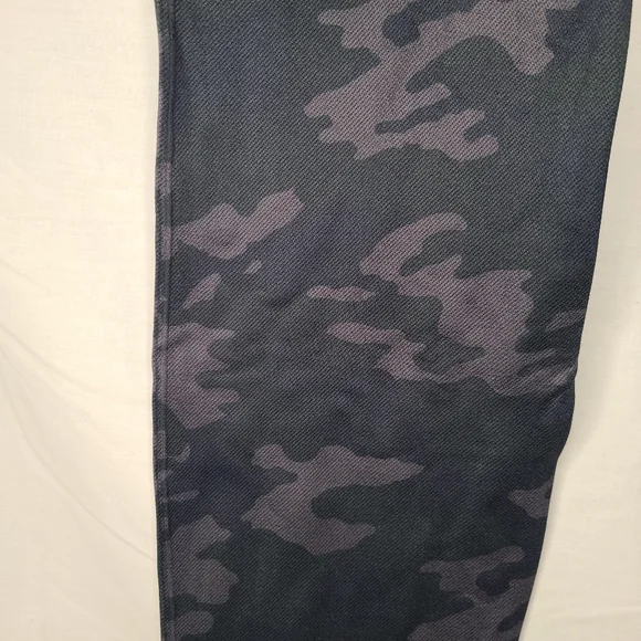 Spanx dark camo leggings. Women’s size 1X . New with tags! - Picture 5 of 9